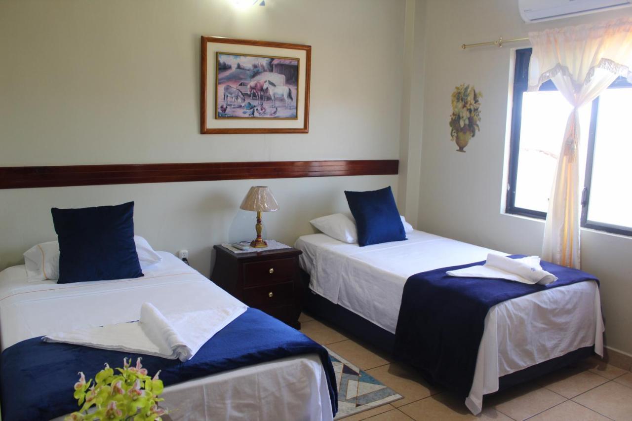 Hostal Romy Puerto Baquerizo Moreno Bagian luar foto