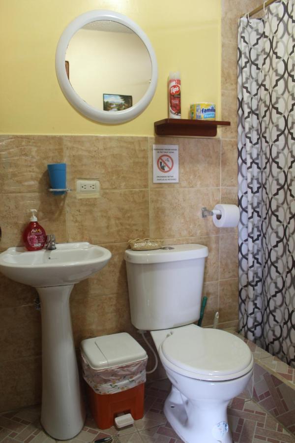 Hostal Romy Puerto Baquerizo Moreno Bagian luar foto